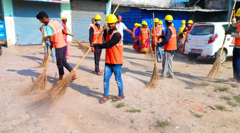 गोपालगंज: पंचदेवरी बाजार में चला सफाई अभियान, 30 स्वच्छता कर्मियों ने पूरे बाजार में की सफाई